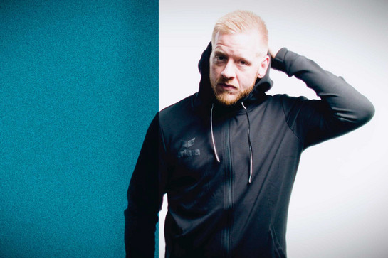 bb_eri_teaser_06.jpg Ein Flensburg Handewitt Spieler trägt einen schwarzen Hoodie