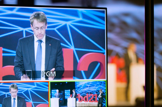 bb_fehmarnbelt_teaser_06.jpg Eine Filmaufnahme von CDU-Politiker Daniel Günther.