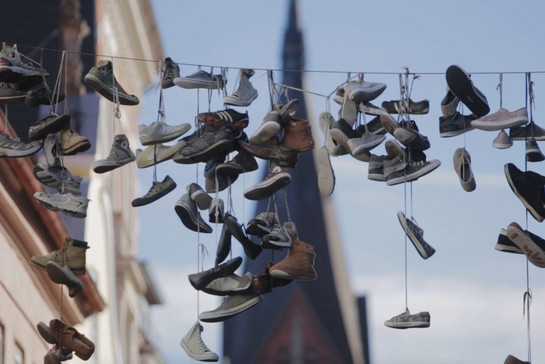 Schuhe hängen in der Norderstraße von einem Seil