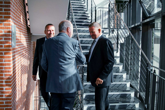 Drei Sydbank Mitarbeiter unterhalten sich im Treppenhaus