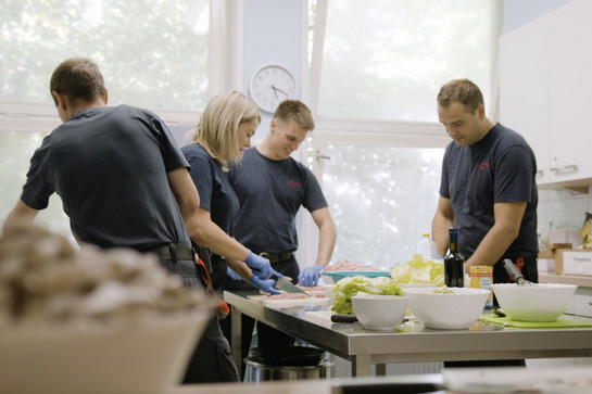 bb_feki_teaser_06.jpg Vier Feuerwehrmänner bereiten essen zu