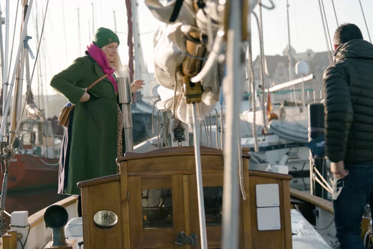 Julia Nissen steht auf einem Boot mit Timo Klass