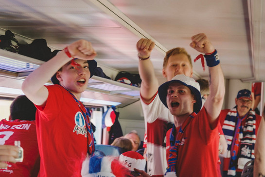 Jubelnde SG Fans im Zug