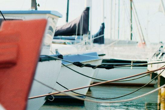 Segelboote liegen an einem Hafen an