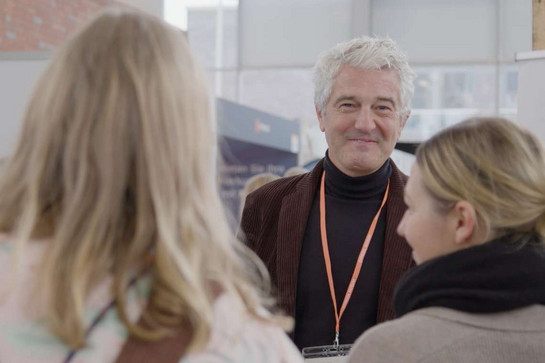 Ein Ausstellung und zwei Besucherinnen unterhalten sich. bb_mehu_teaser_03.jpg