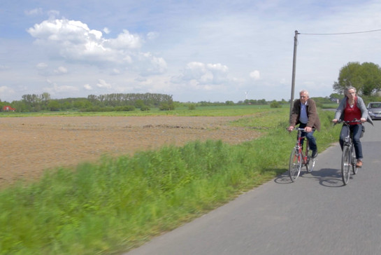Zwei Personen fahren Fahrrad auf dem Land