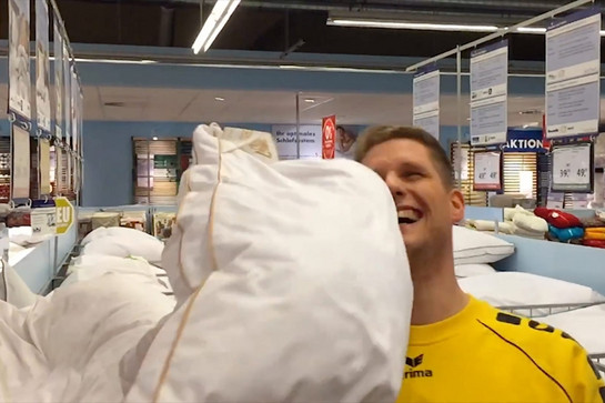 bb_chronik_teaser_04.jpg Ein SG Spieler im dänischen Bettenlager