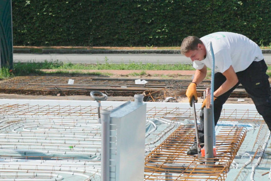 Ein Mann installiert Futura Bodenplatten