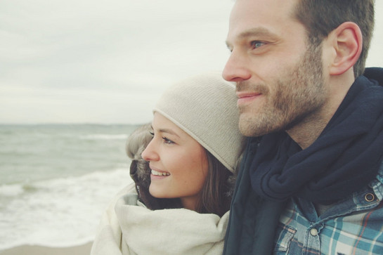 bb_natura_teaser_06_hauptteaser.jpg Ein Pärchen schaut auf das Meer hinaus
