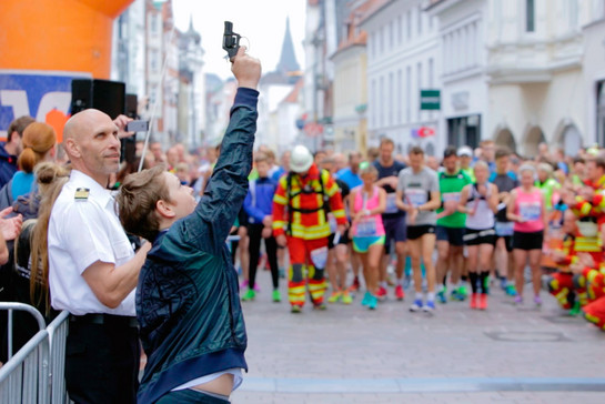 Ein Kind macht den Startschuss für den Flensburg liebt dich Marathon