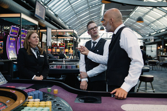 York spricht mit zwei Casino Mitarbeitern