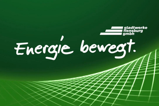 Grünes Bild mit der Aufschrift "Energie bewegt" und einem Logo der Stadtwerke Flensburg