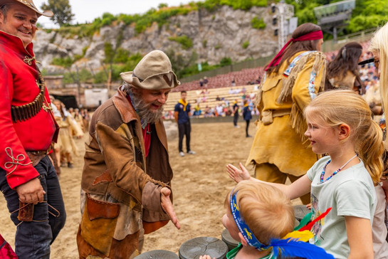 Schauspieler begrüßen Kinder bei den Festspielen in Bad Segeberg
