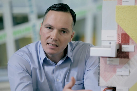 bb_kompetenzclips2013_teaser_06.jpg Ein Jacob Cement Mitarbeiter zeigt eine Beispieltafel