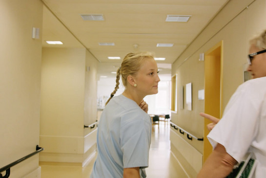 Zwei Krankenschwestern gehen durch einen Krankenhausflur