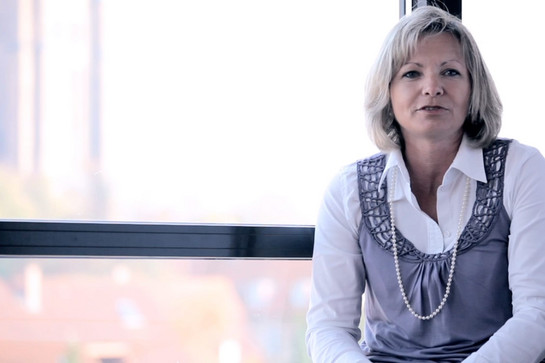 bb_versprochenvrb_teaser_06.jpg Porträt einer blonden VR Bank Mitarbeiterin