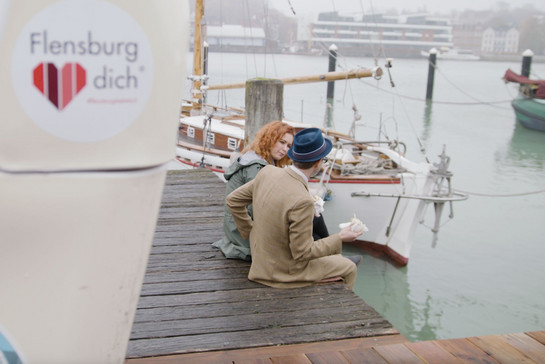 Flensburg liebt dich: Jim Lacy und Kirsten Hermann sitzen am Wasser