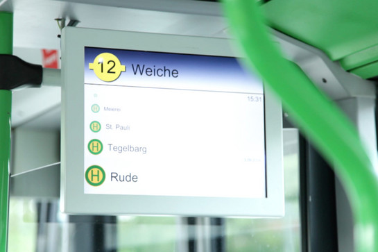 bb_testimonial_teaser_04.jpg Bildschirm im Bus zeigt die Haltestellen an