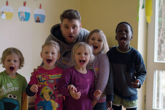 bb_kita_teaser_01_hauptteaser.jpg Kinder schreien in die Kamera