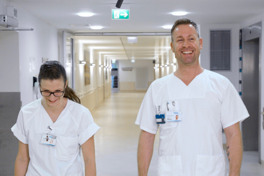 bb_outtakes_teaser_01.jpg Zwei Krankenpfleger lachen zusammen