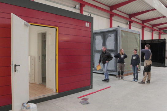 bb_smartlodge_teaser_03.jpg Vier Bauarbeiter stehen vor einer Smartlodge