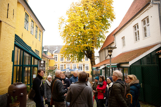 Eine Touristengruppe macht einen Rundführung in Flensburg