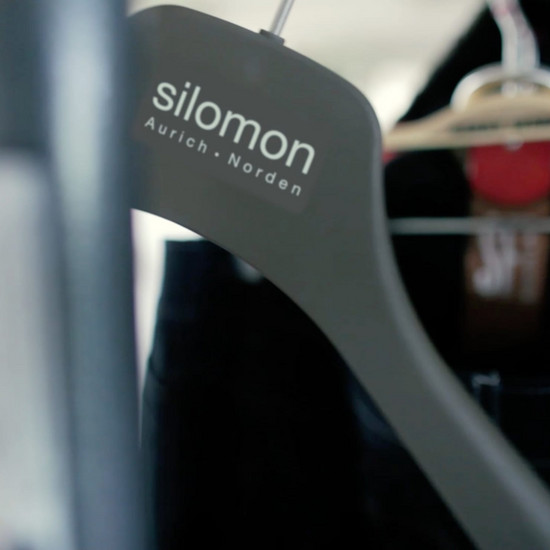 Ein Kleiderbügel mit der Aufschrift Silomon