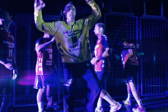 bb_einlauftrailer201314sg_teaser_04.jpg Sg Spieler wärmen sich auf