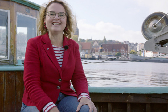 bb_bunge_teaser_04.jpg Bettina Bunge lacht in die Kamera