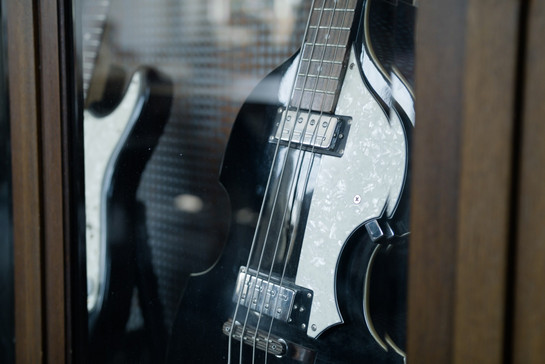 Eine schwarze Gitarre im Schaufenster