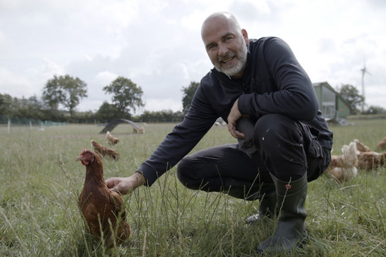 bb_james_teaser04.jpg York streichelt ein Huhn