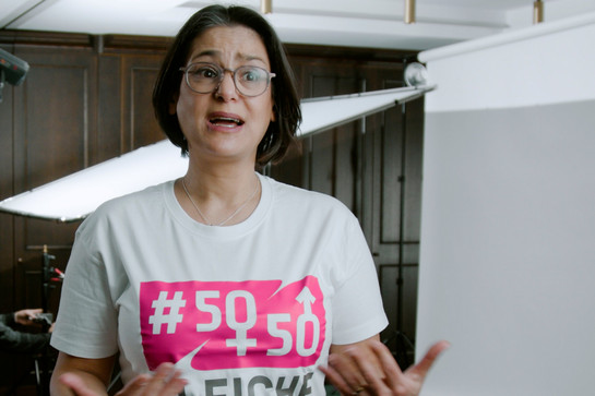 bb_lfrsh_teaser_05.jpg Standbild einer Frau die ein Tshirt vom Landesfrauenrat trägt
