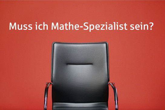 Zu sehen ist ein leerer Bürostuhl vor einer roten Wand. Über dem Bürostuhl steht die Frage: "Muss ich ein Mathe-Spezialist sein?"