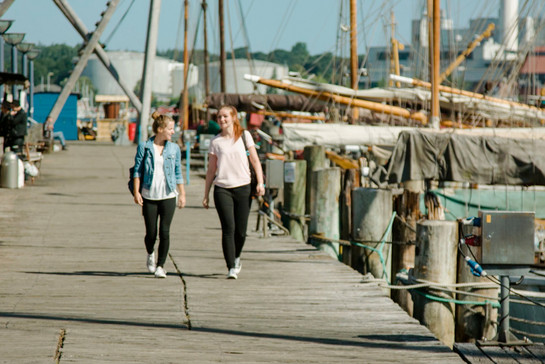 Zwei junge Frauen gehen am Flensburger Hafen lang