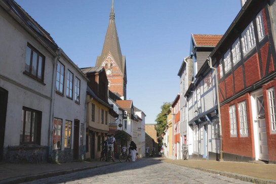 Blick auf eine alte Straße in Flensburg