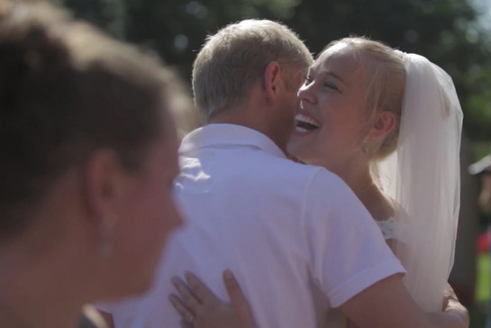 Ein Mann umarmt Kristina nach der Trauung