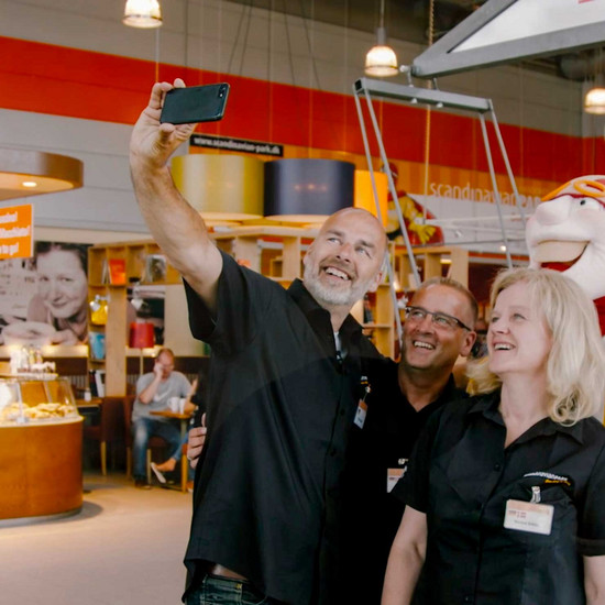 York macht ein Selfie mit zwei Scandinavienpark Mitarbeitern