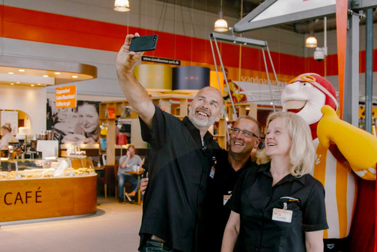 York macht ein Selfie mit zwei Scandinavienpark Mitarbeitern