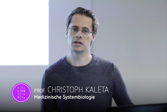 Ein Mann mit Brille, es ist Christoph Kaleta, Professor für medizinische Systembiologie.