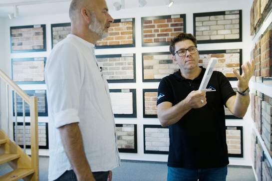 Jens Lüthje erklärt York die Musterausstellung bb_mass_teaser_02.jpg
