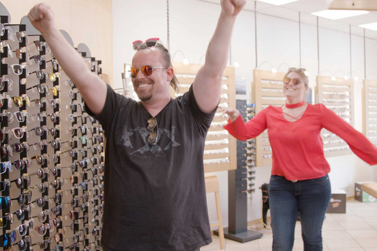 bb_talb_teaser_03.jpg Ein Mann und eine Frau jubeln beim Optiker