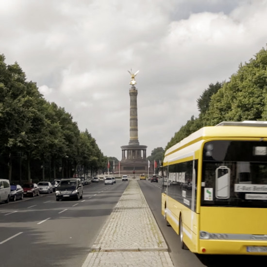 Ein gelber Bus fährt durch Berlin