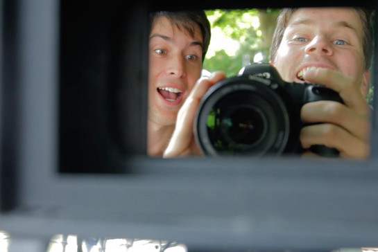 Zwei Personen machen ein Selfie mit einer Kamera