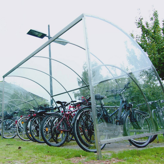 Fahrräder stehen unter einem überdachten Fahrradständer