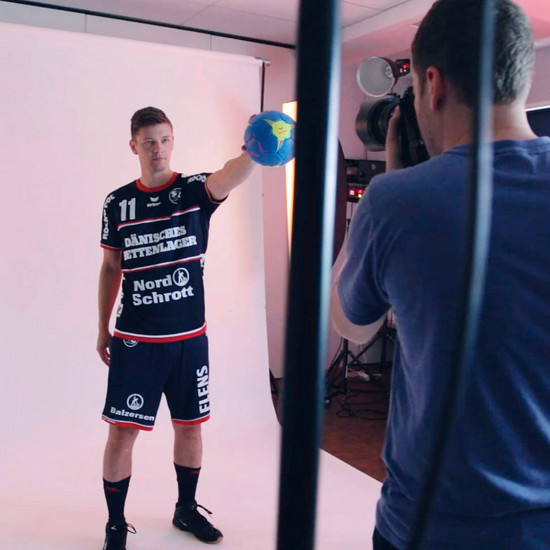 Lasse Svan hält einen Handball in die Kamera