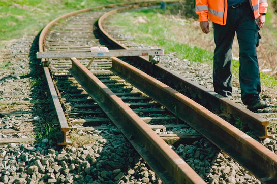 bb_suchtdich_teaser_03.jpg Zwei verschobene Bahnschienen