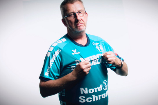 bb_eri_teaser_05.jpg Ein Mann zeigt stolz sein SG Flensburg Handewitt Trickot