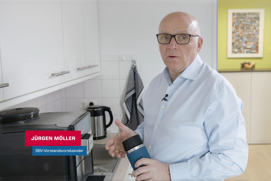 SBV-Vorstandsvorsitzender Jürgen Möller mit Thermoskanne in Küche