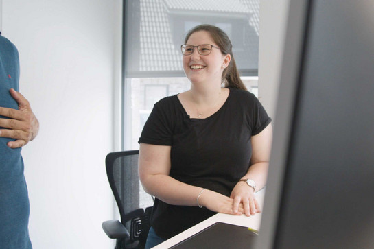 bb_stde_steuerberater_teaser_04.jpg York lacht mit einer Mitarbeiterin im Steuerbüro