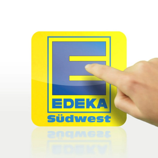 Eine Person tippt auf ein gelbes Edeka Logo